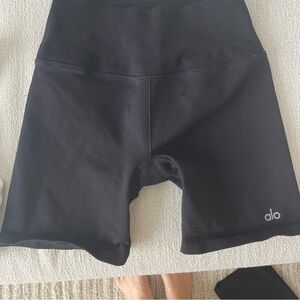 Alo 5” High-Waisted Seamless Ribbed Favorite Shorts